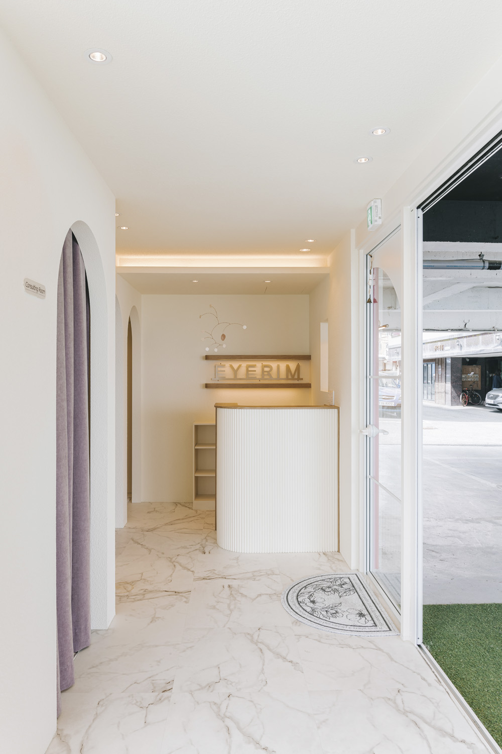 白色与木色迷你别墅设计，16 平米视听室惊艳亮相-9