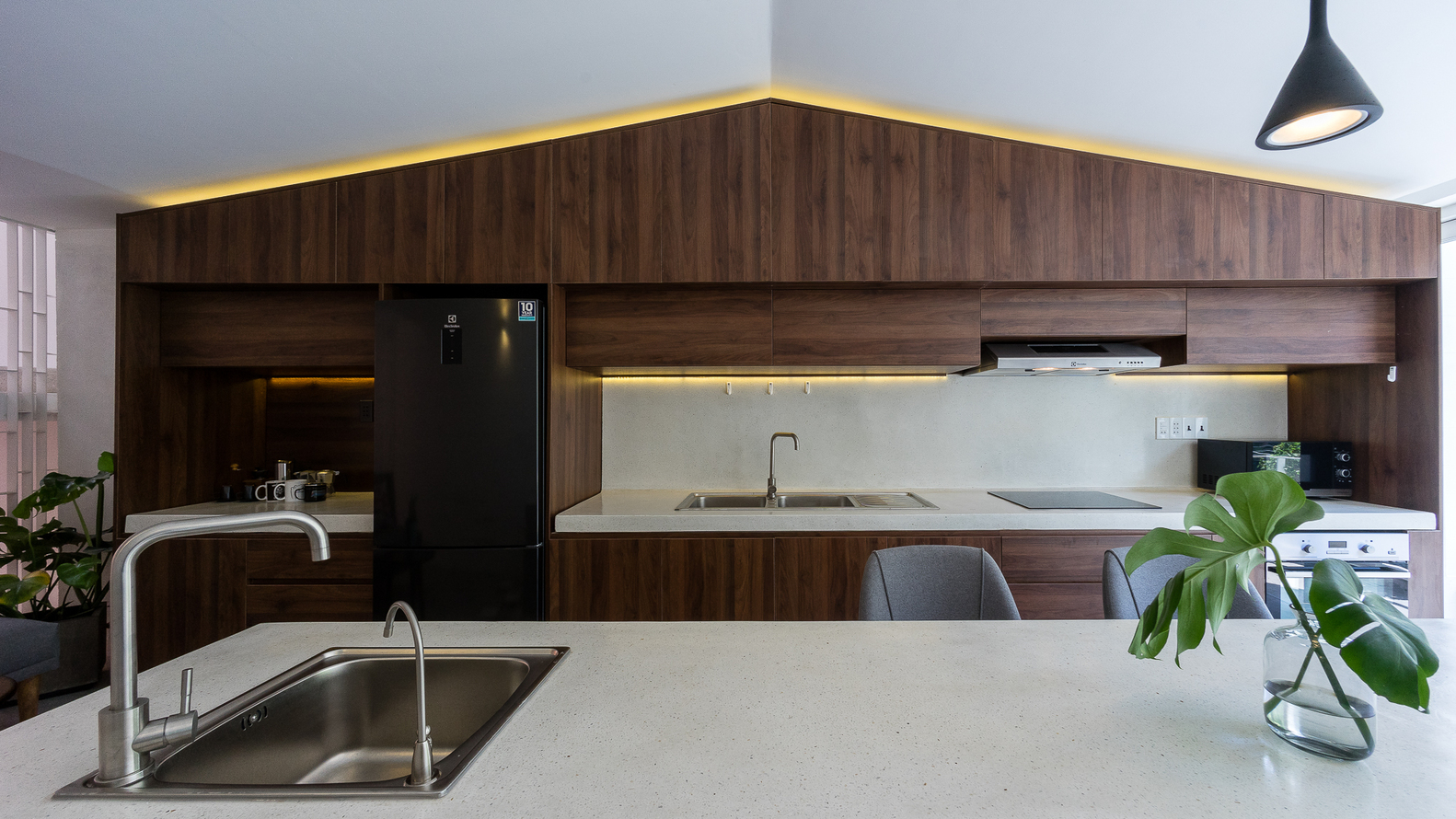 ZAKK ANDS HOUSE 透明金属边界与自然光影的完美融合-30