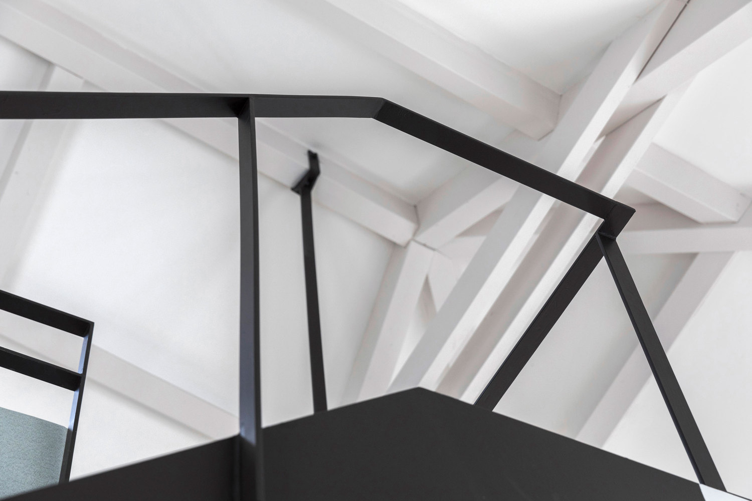 葡萄牙波尔图 19 世纪老宅翻新,黑白对比打造现代居住空间-29