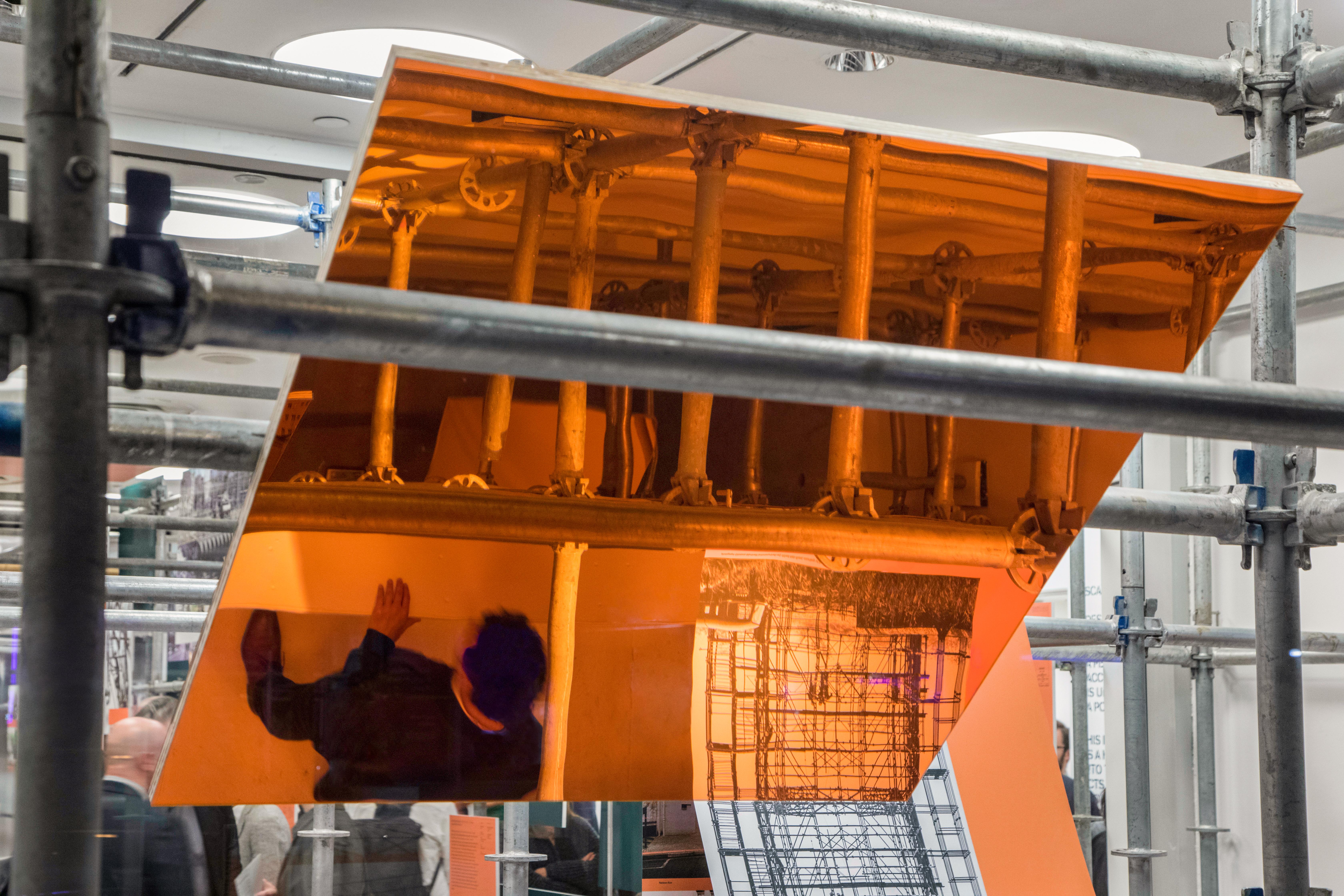 颠覆常规的脚手架展览-19