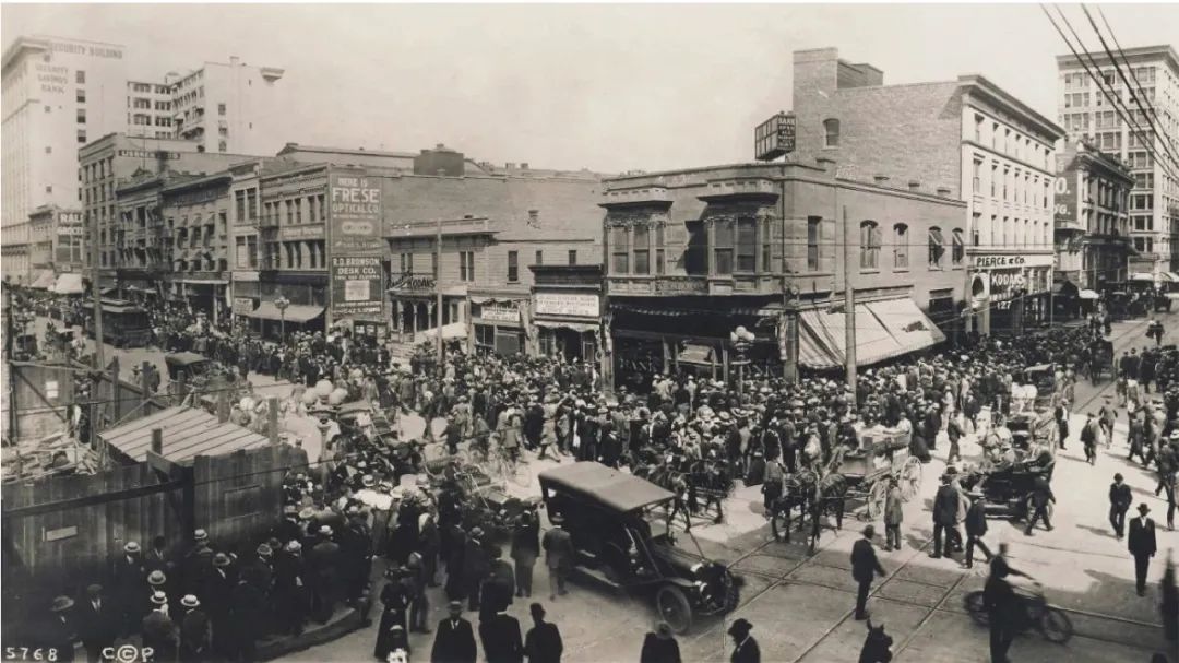 酷哦！广美学弟的惊人工作量！“炫技又不失造型功底”的广美荣誉奖毕设！极具未来感的设计：低空经济重构校园空间结构和未来生活图景！-27