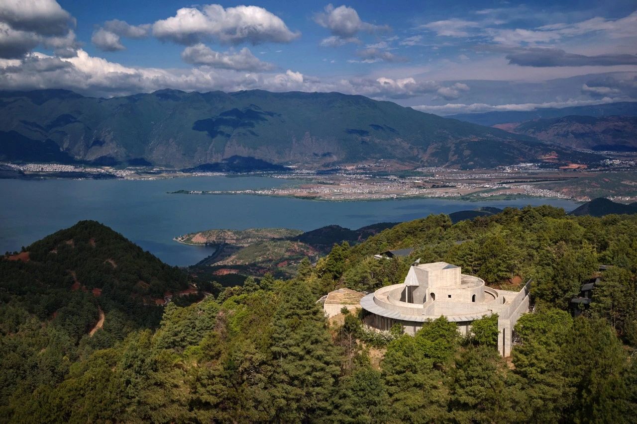 在洱海边爆红后，八旬用12年造伙山酒店，一砖一石皆用情-68