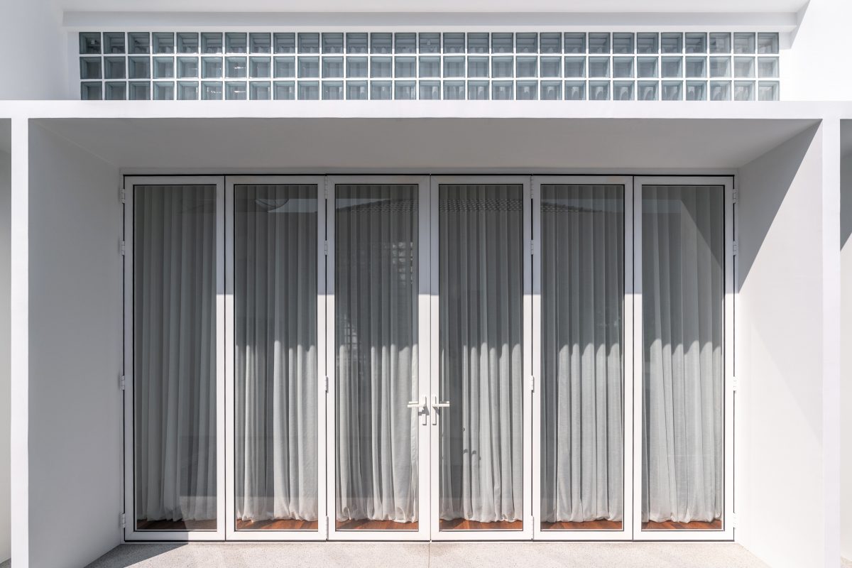 บ้านมินิมอล ของคู่รักนักออกแบบภายใต้กำแพงสีขาวสองผืน - room-19