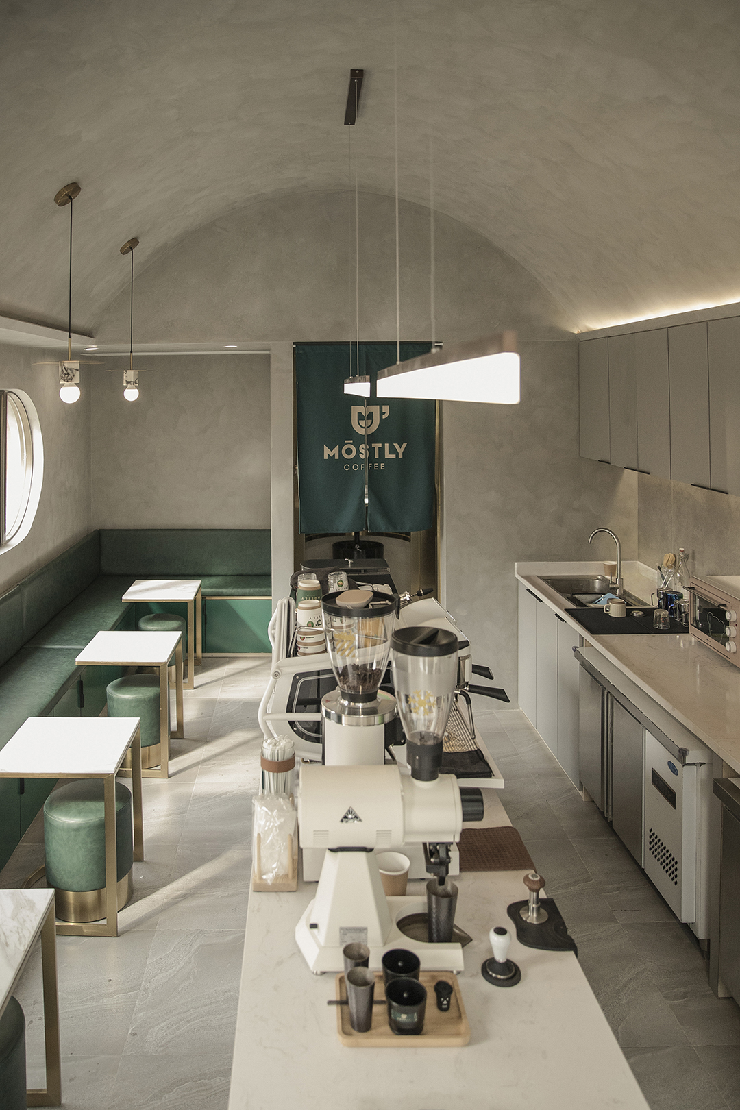 佛山Mostly Cafe | 灰盒子里的洞穴空间-18