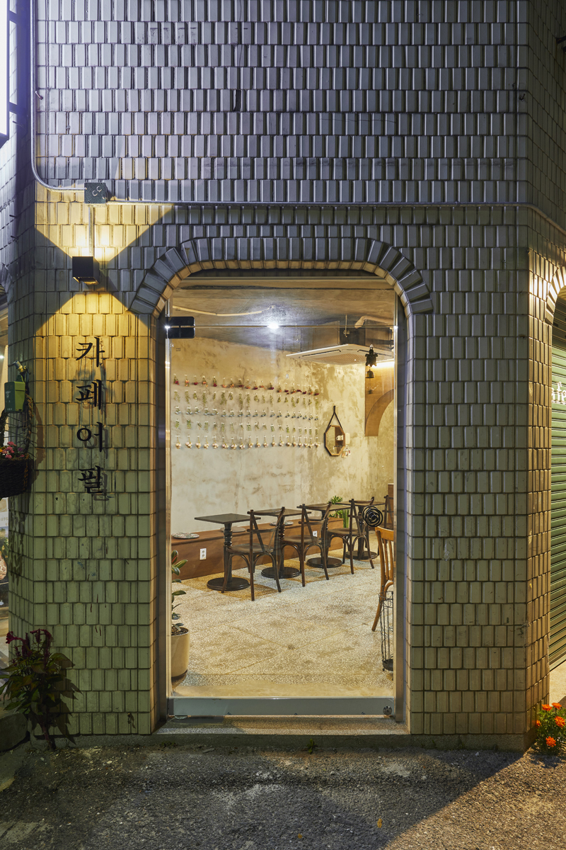 温馨十坪咖啡馆，打造简约纯真空间-16