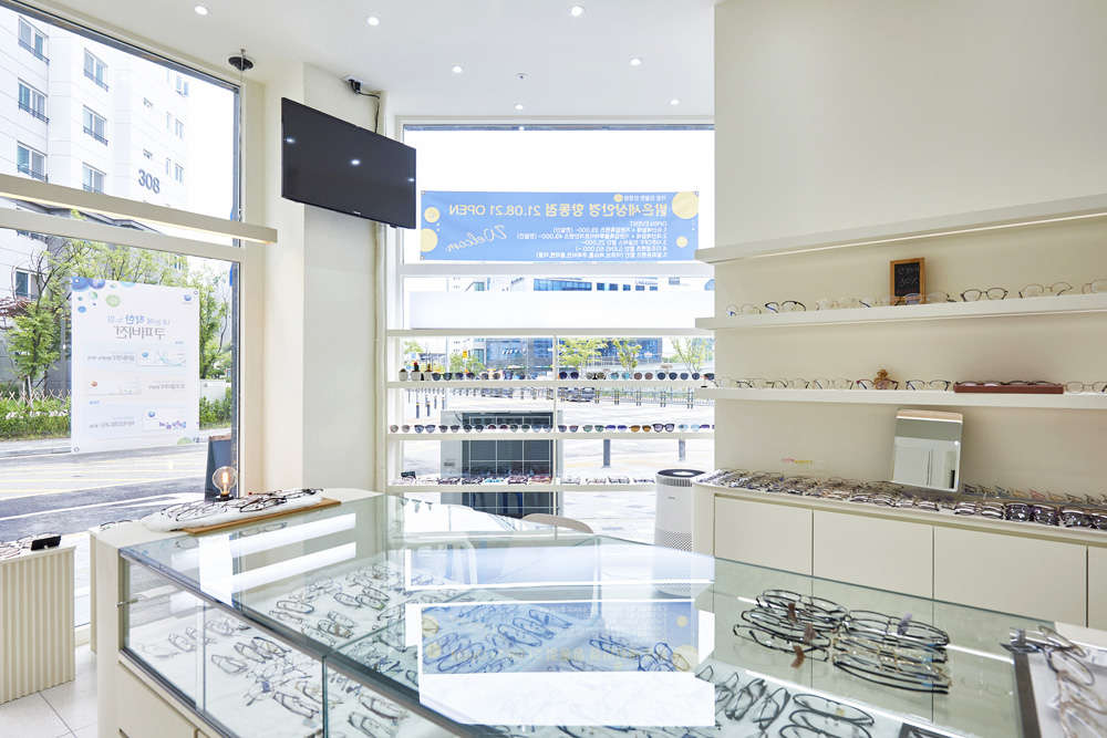 明亮世界眼镜店 | 白色调的 11 平米眼镜展示空间-6