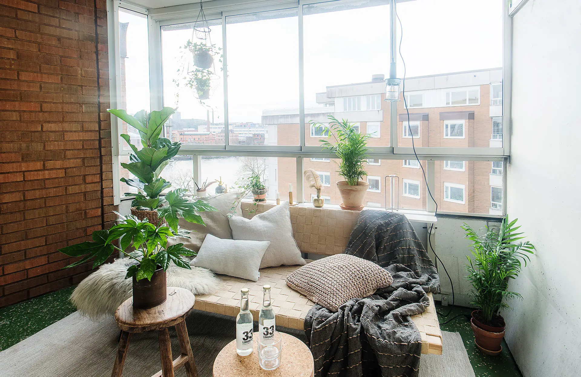 温馨封闭式观景阳台设计-14