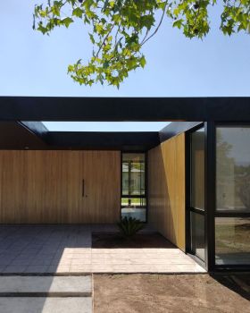 阿根廷 Campana 的现代极简黑立方住宅丨Prisma Arquitectura