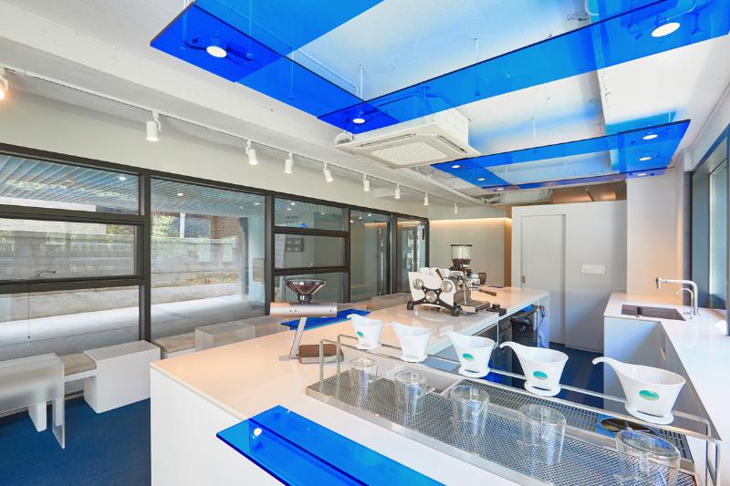 迷你蓝调布鲁克咖啡厅 | 精致室内设计的蓝色魅力-2