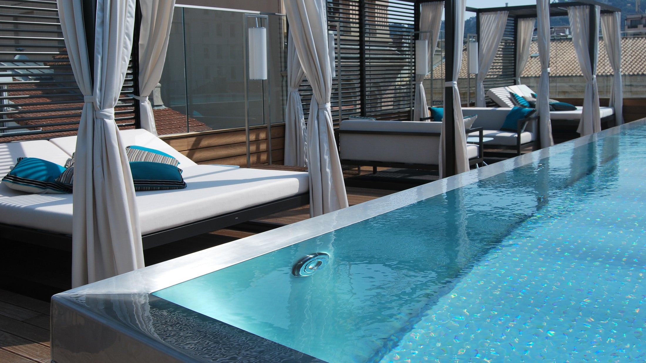 戛纳五海酒店·钢铁与时尚

注：Five Seas Cannes推测是一个酒店名称，按照常见的命名方式翻译为戛纳五海酒店  丨法国-13