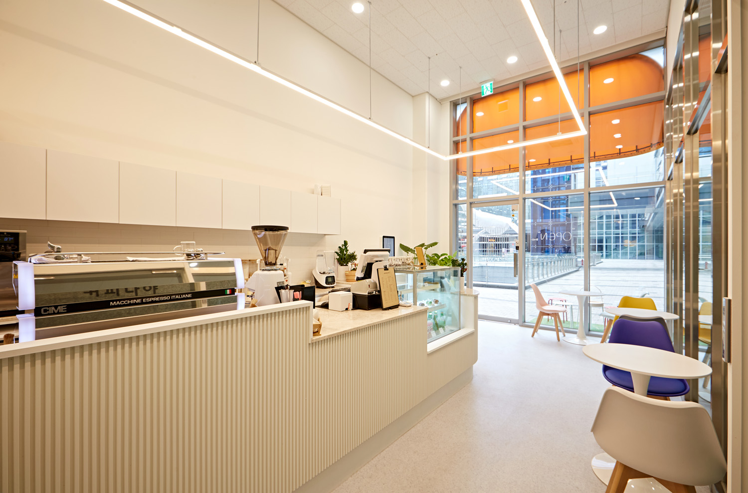 白色与木色交融，11 平小空间咖啡馆设计惊艳-6