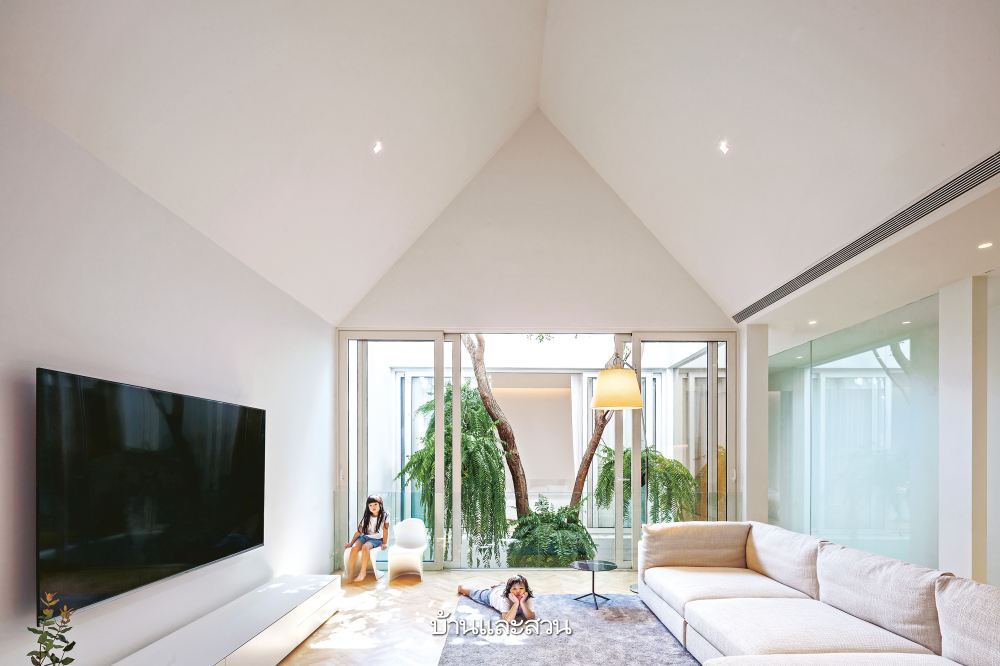 บ้านกล่องหลังคาทรงจั่ว ที่เปิดคอร์ตกลางรับพื้นที่สีเขียว - บ้านและสวน-11