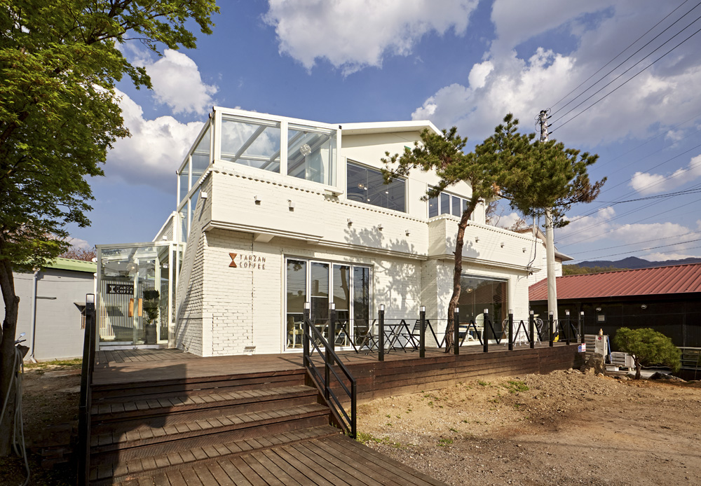 "白色与木纹的和谐交融 | 50 平米的现代咖啡厅设计"-19