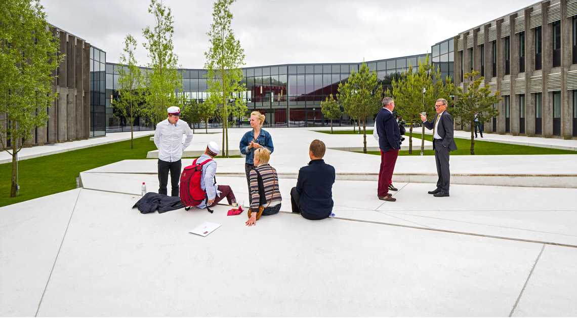 丹麦海宁体育馆折形混凝土庭院-3