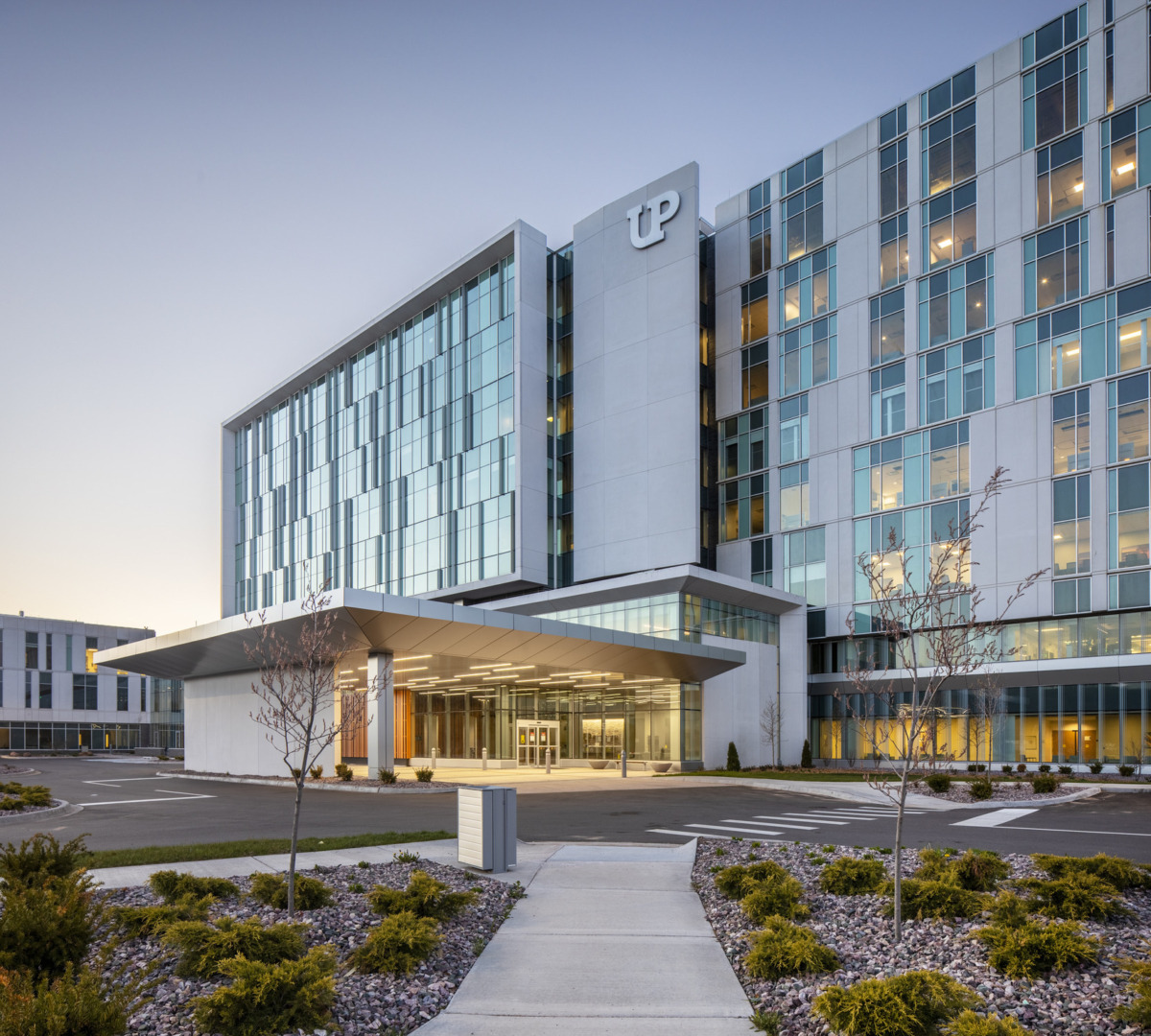 Michigan 雪城中心新建医疗中心，融入自然环境的现代设计-8