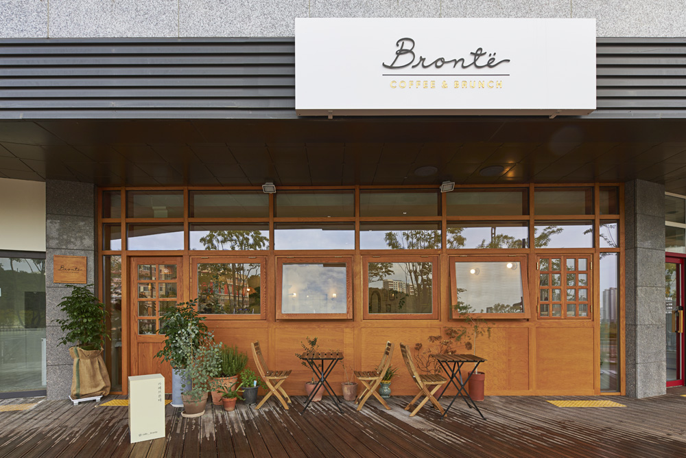 简约 25 坪咖啡店，展现白色木质空间魅力-2