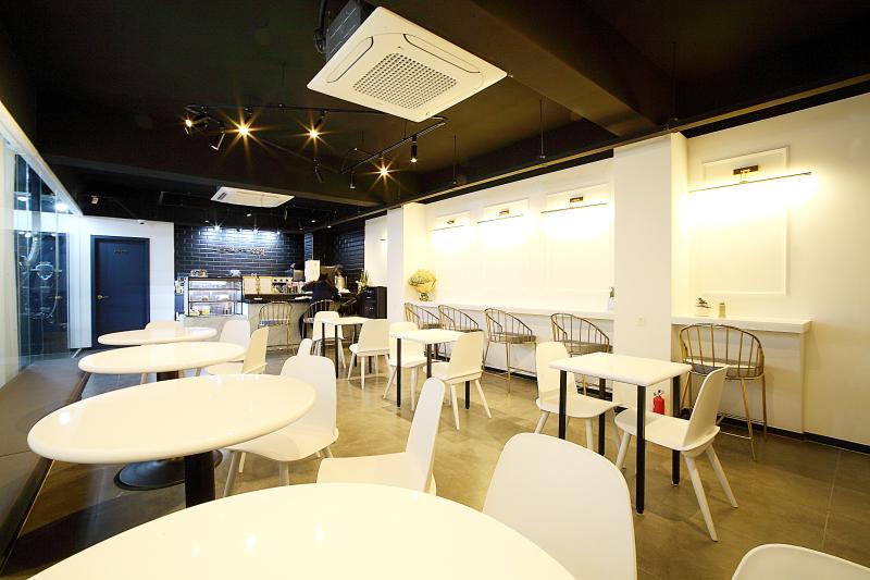 极简黑白咖啡空间，40 平小店的精致设计-3