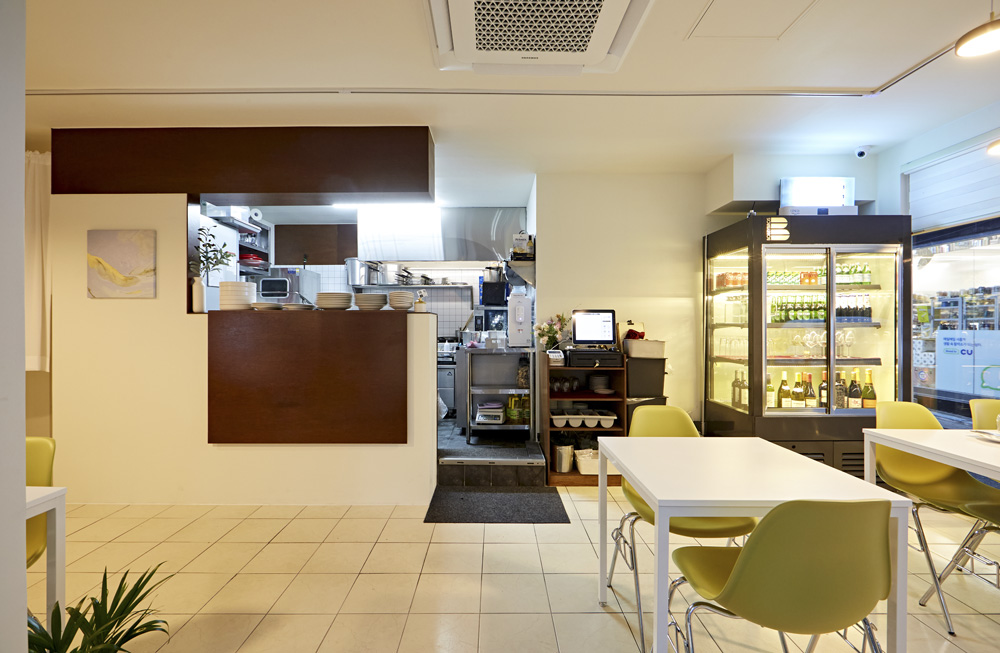 11 平小空间，白色与木质的极简餐厅设计-3