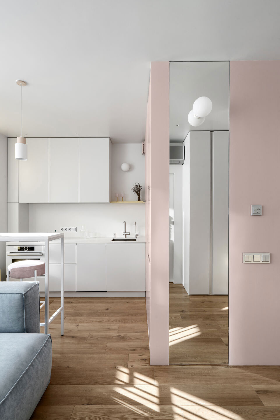 基辅 32㎡小公寓 | 粉色、蓝色、黄色打造温馨迷你空间-16