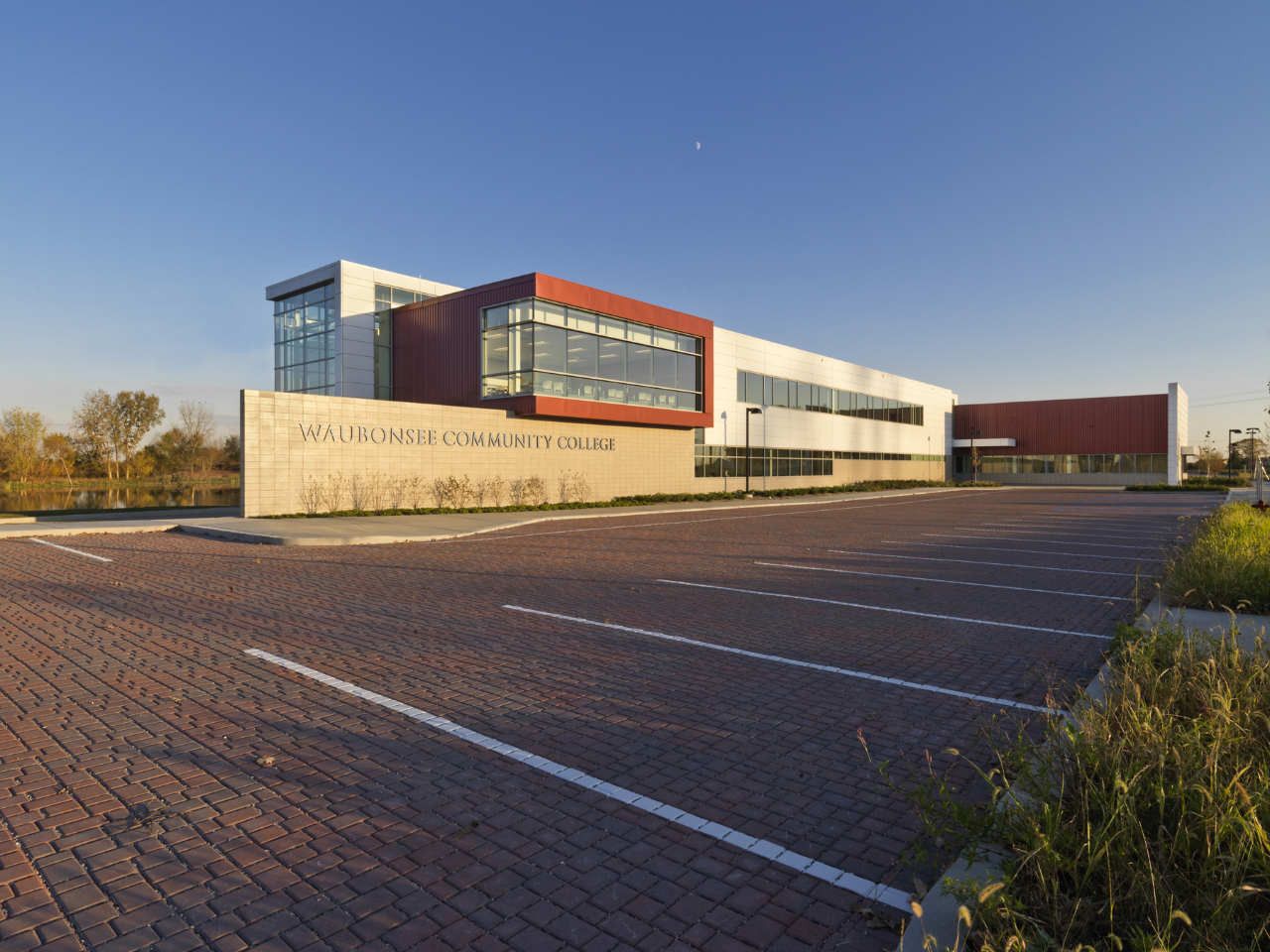 湖畔独立校园，集学习休闲于一体的 Waubonsee Community College Plano Classroom Building-12