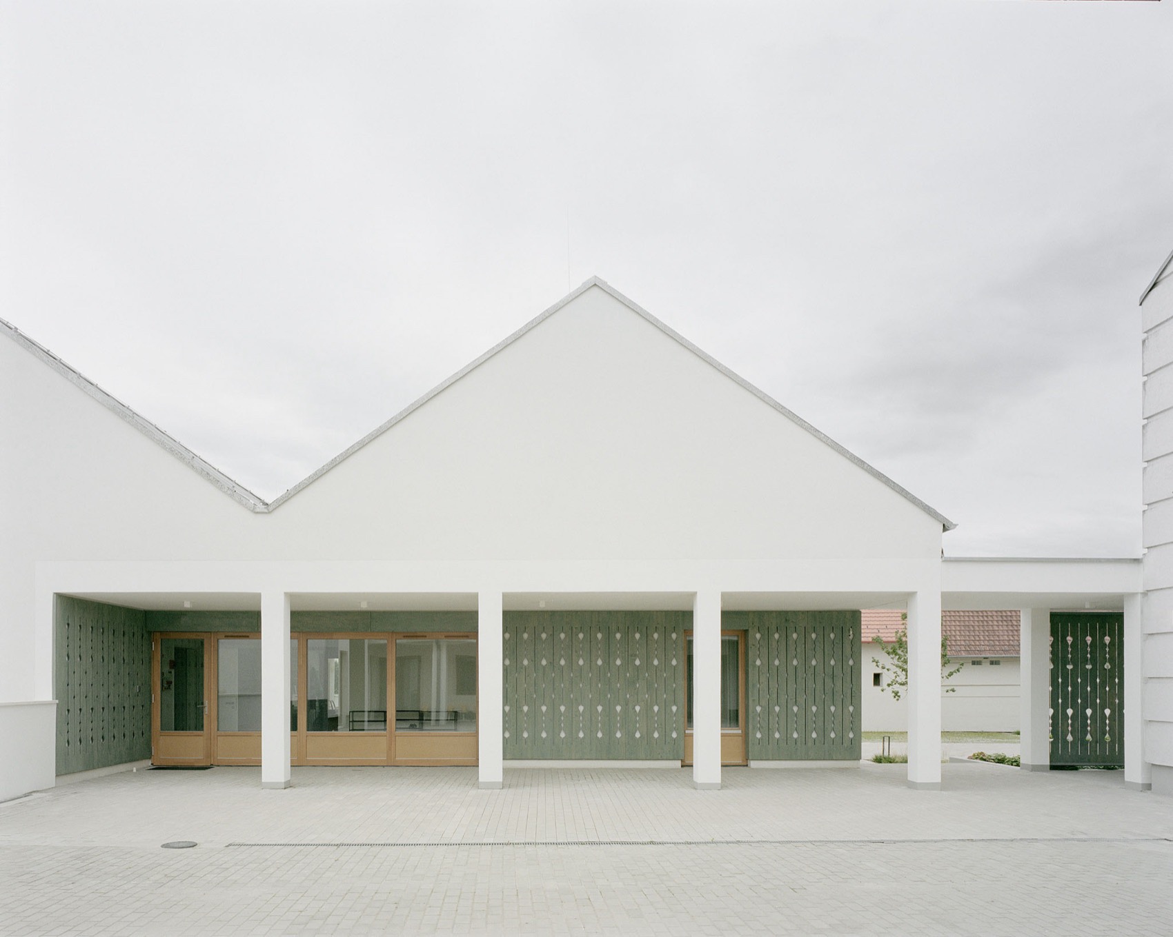 教堂后院中的幼儿园，匈牙利 / Archikon Architects-5