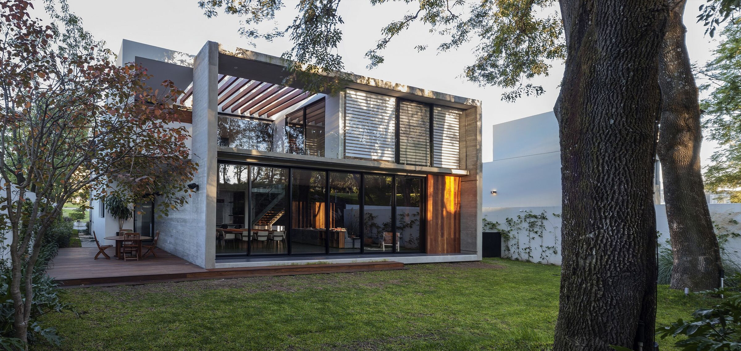 墨西哥森林中的悬浮木质楼梯住宅-22