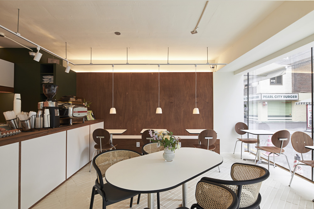 简约白与木的优雅融合 | 12 平米咖啡模型装修费用-3