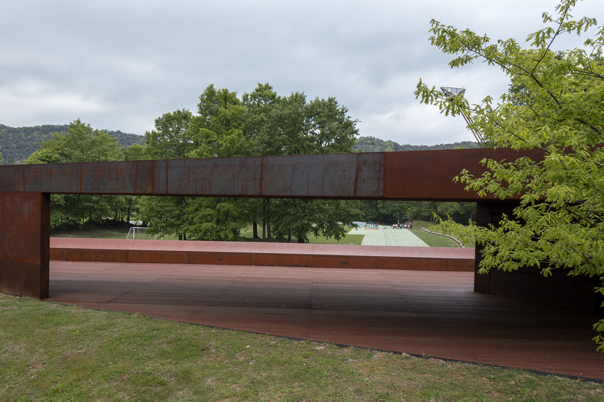 种满大树的标准跑道－西班牙小镇Olot体育公园 / RCR arquitectes & arqfoto拍摄 -23