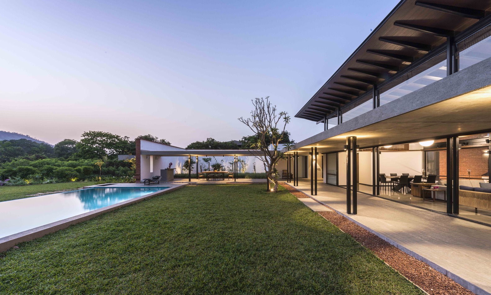 双胞胎别墅 | 红土墙与芒果树的庭院式家园-76