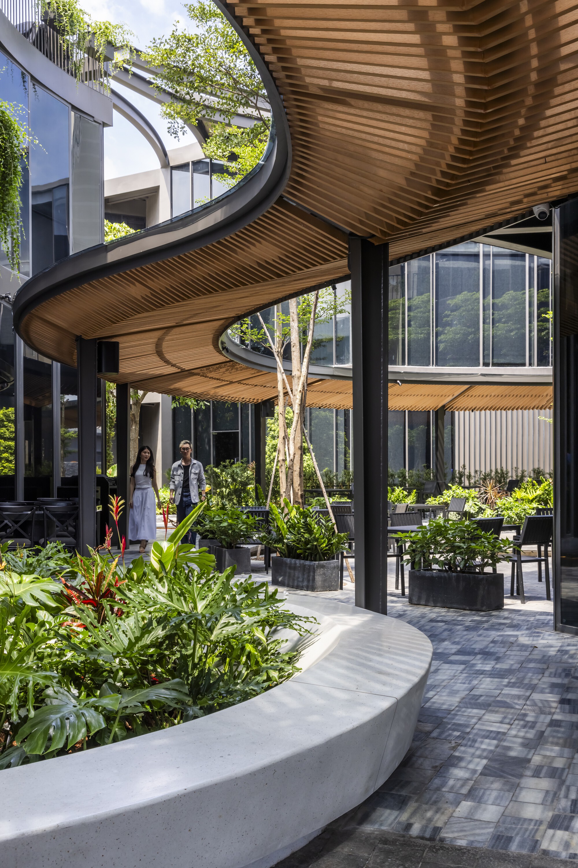 Urban Sparkle for Hokkaido Sachi Restaurant Thao Dien  / Takashi Niwa Architects-39