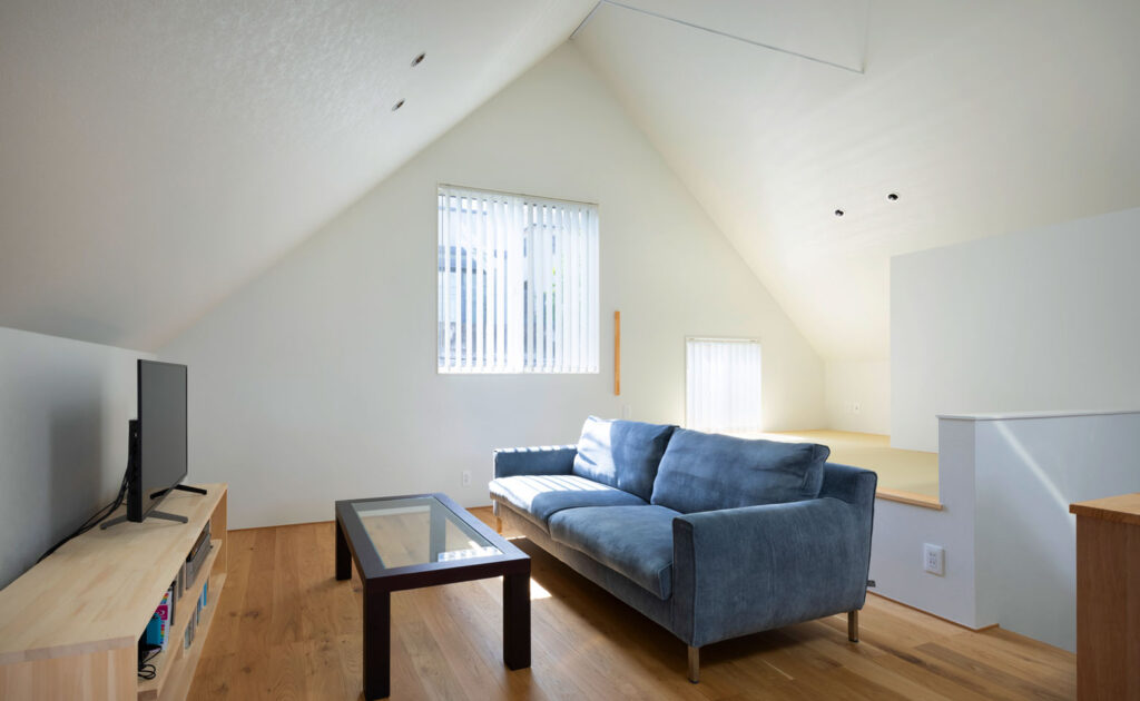 屋根形状とレベル差を活用　家族がゆるやかにつながる屋根裏のような居住空間 | Style of Life | 100%LiFE-5
