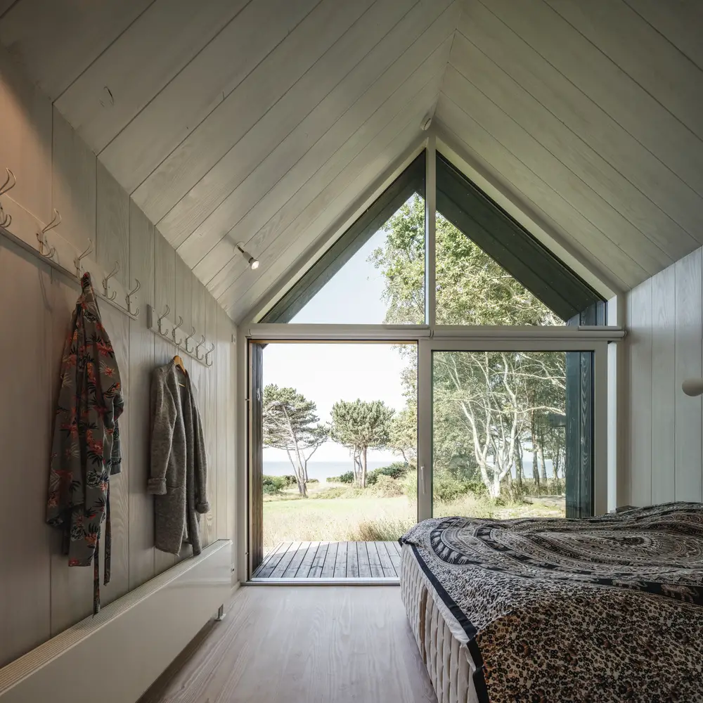 丹麦环保小屋 | 旧木重生，海景尽收眼底-7