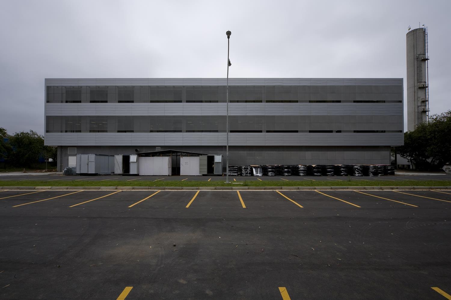 巴西 Metropole Arquitetos 打造独特 U 型庭院商业建筑-2