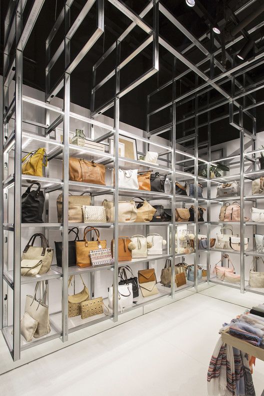 巴塞罗那某商店金属型材改造货架项目丨西班牙巴塞罗那丨Dear Design-35