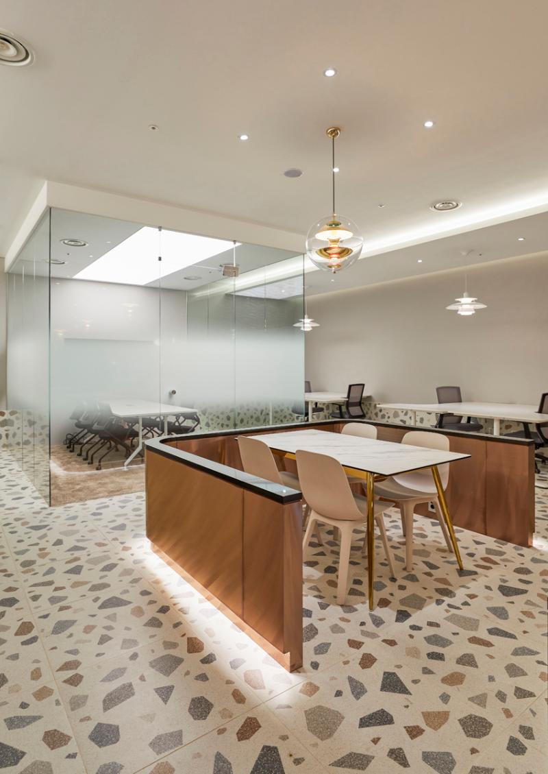 照明点缀的现代共享办公空间-9