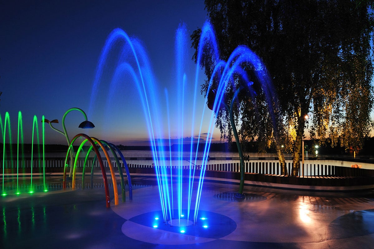 波兰蒂“脚印形”黑水上儿童游乐场 | 景观与功能完美融合-9