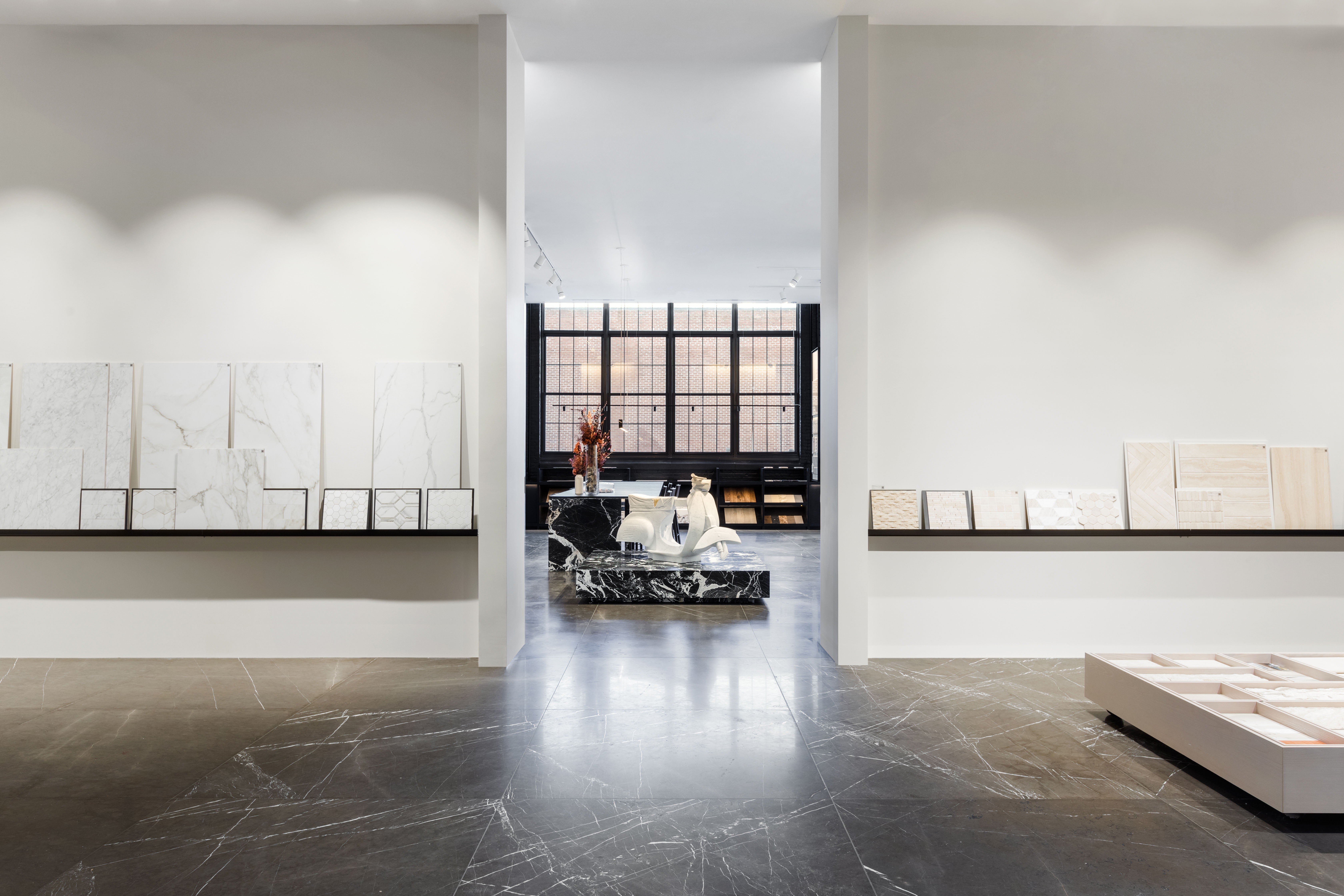 纽约布鲁克林海滨前军工厂变身奢华石材展示厅丨美国纽约丨Bando x Seidel Meersseman-14