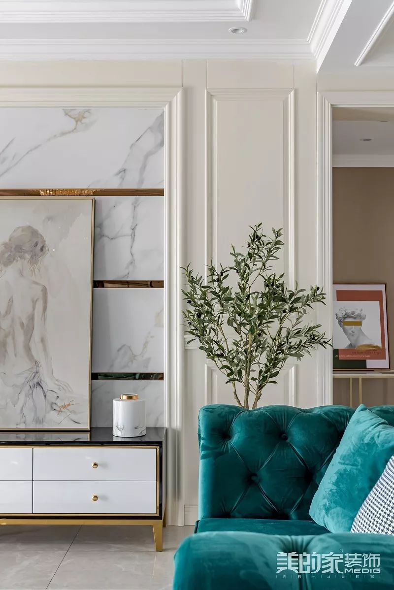 三代同堂的现代家园,金属质感与色彩活力的完美融合-3