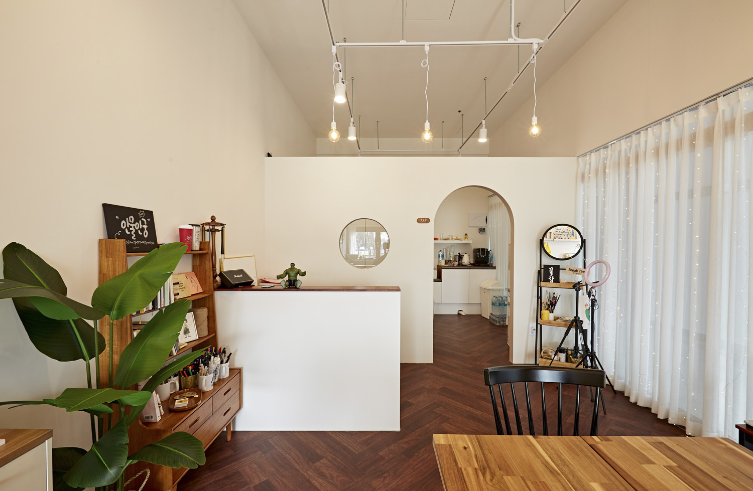 白色与木质，打造极简优雅办公空间-5