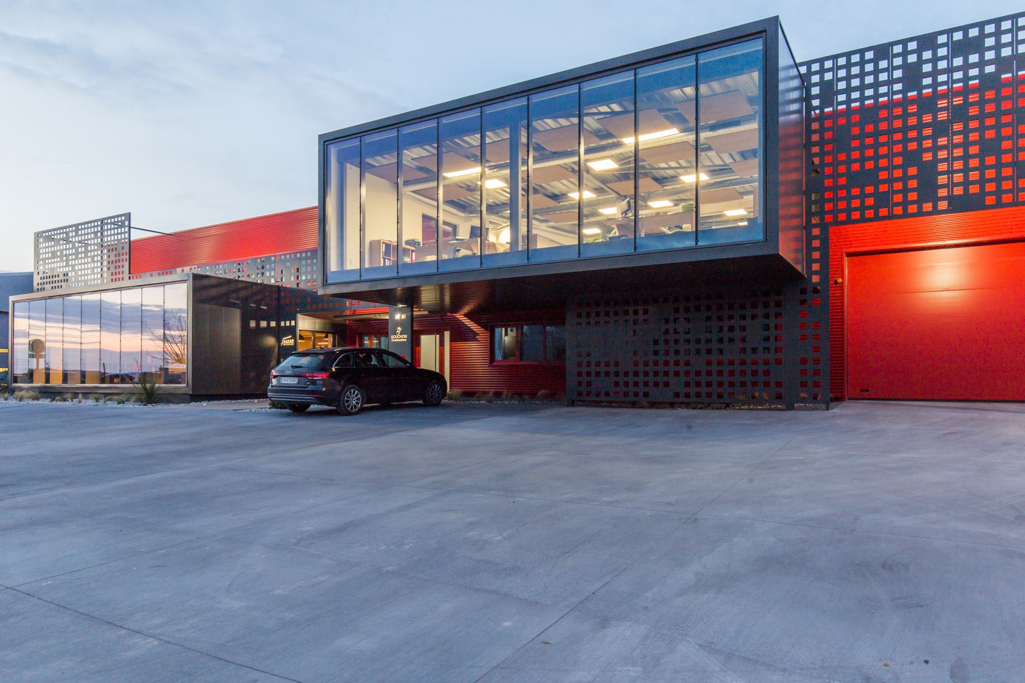 打破对称的金属网格办公楼-4