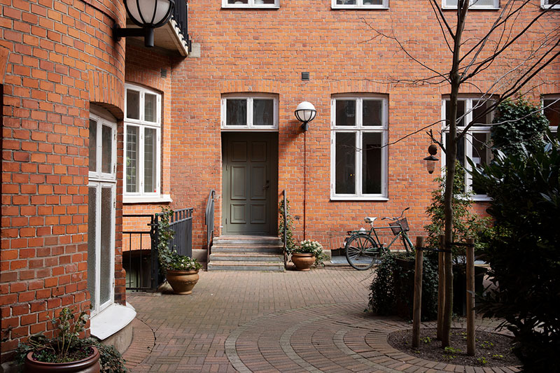 瑞典马尔默中心古典奢华风格的暗色调公寓设计-33