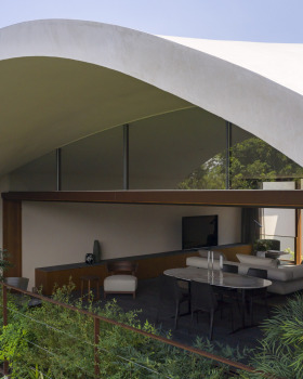 天空洞穴屋和诊所丨日本东京丨IKAWAYA Architects