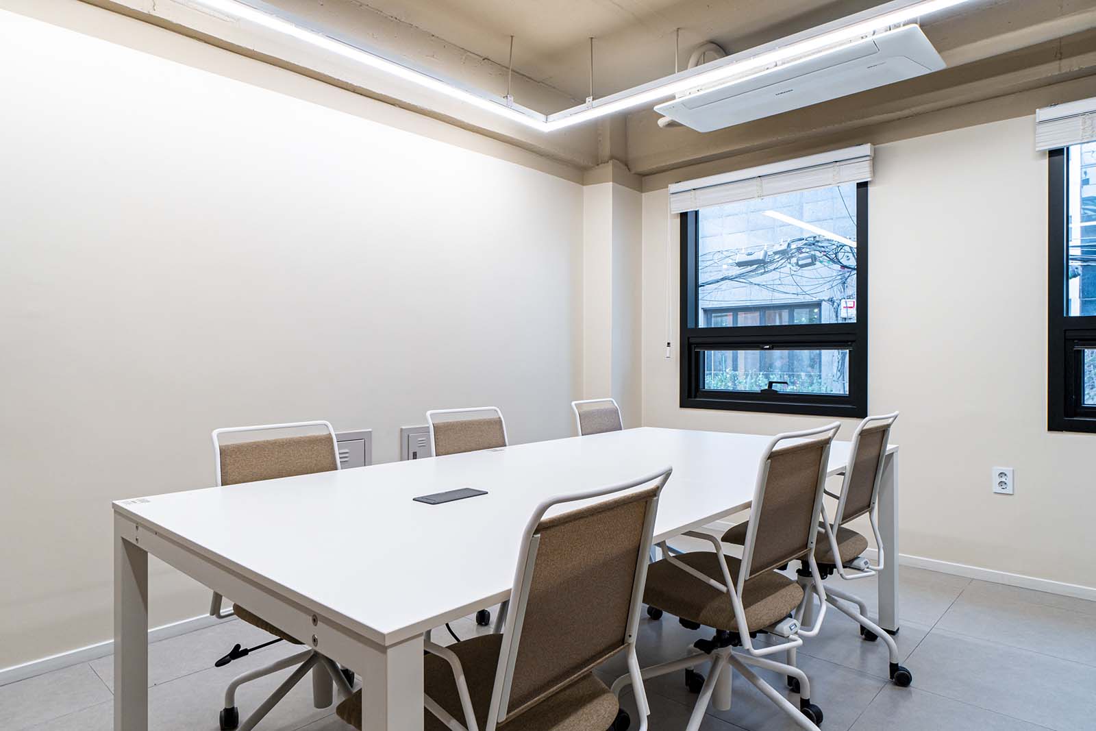 白色与木色的极简共享办公室-17