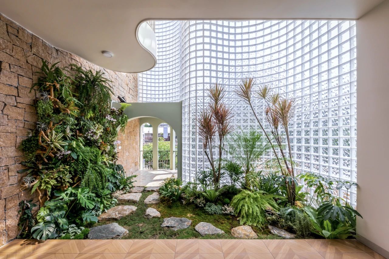 隐于城市,通透于心,3000块玻璃砖,拼出一个浪漫到不真实的家-5