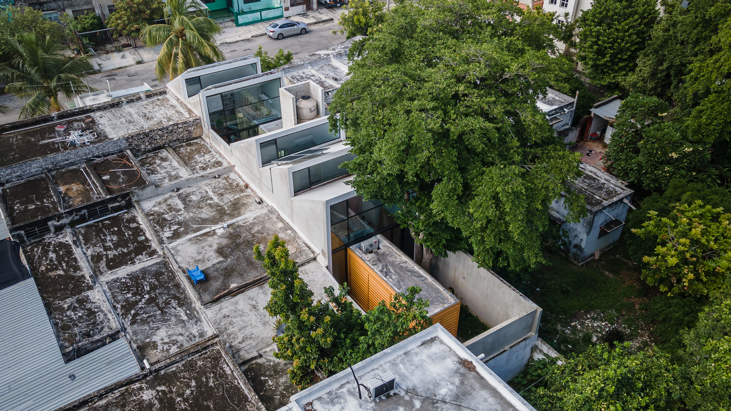 墨西哥艺术家工作室 | 锯齿屋顶与彩色空间的完美结合-27