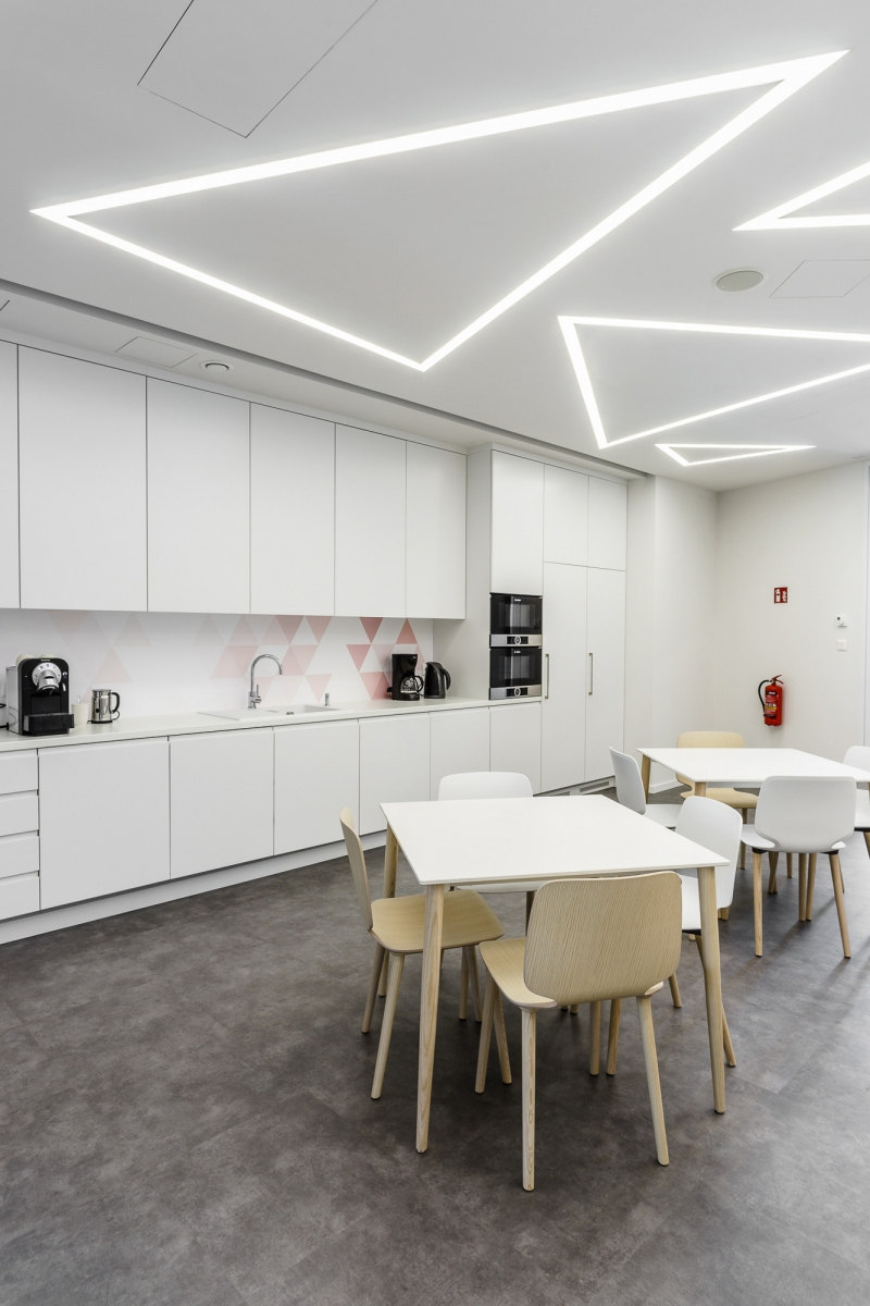 简约几何温馨和风,和 pharmaceutical Warsaw 办公室设计-21