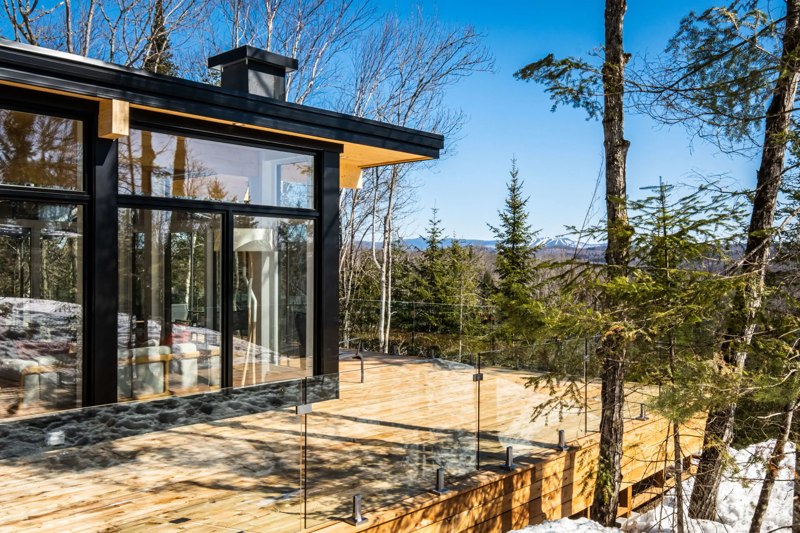 融入自然的现代木玻璃住宅设计-1