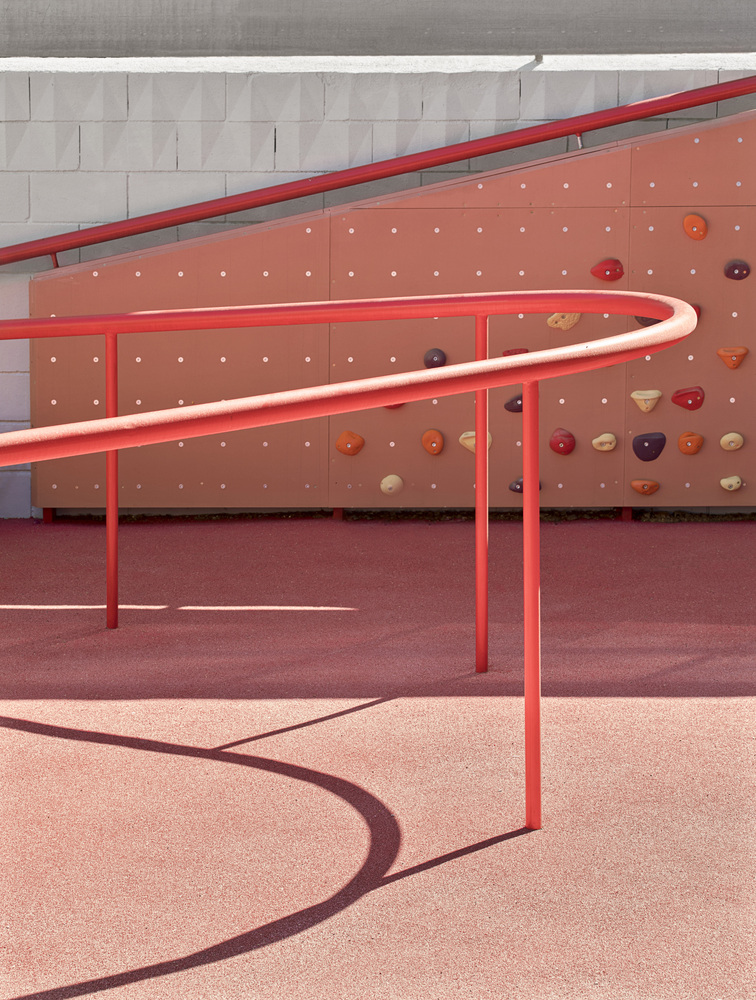 西班牙巴塞罗那 La Pau 学校广场丨Leku Studio-24