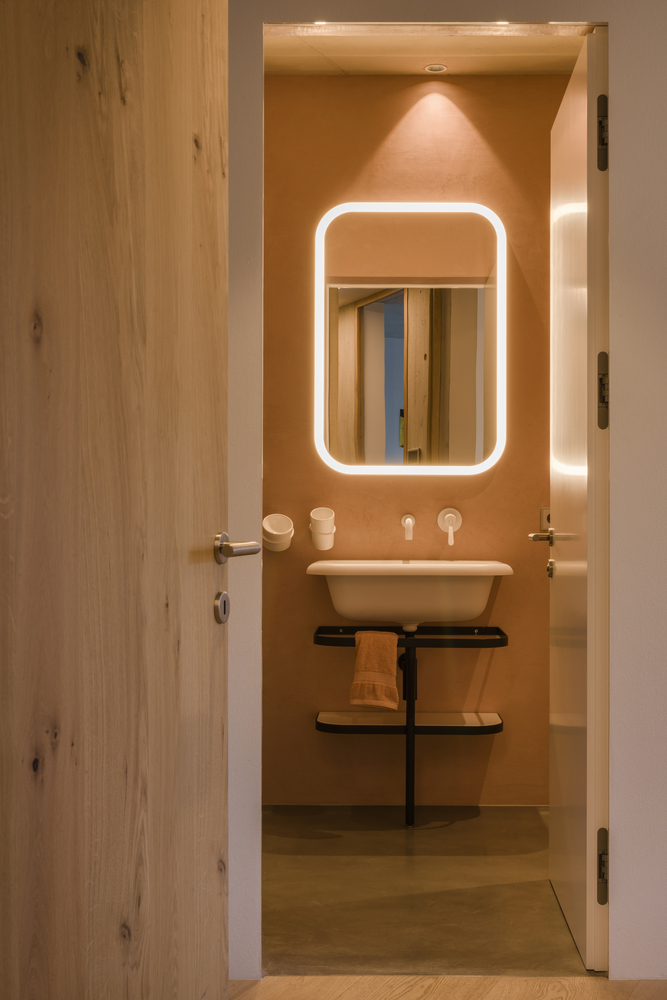 Pentagonal House on the Hill created by MoDusArchitects on a hillside in Italy 意大利一座山坡上由莫杜什建筑师在山上建造的五角形房屋-9