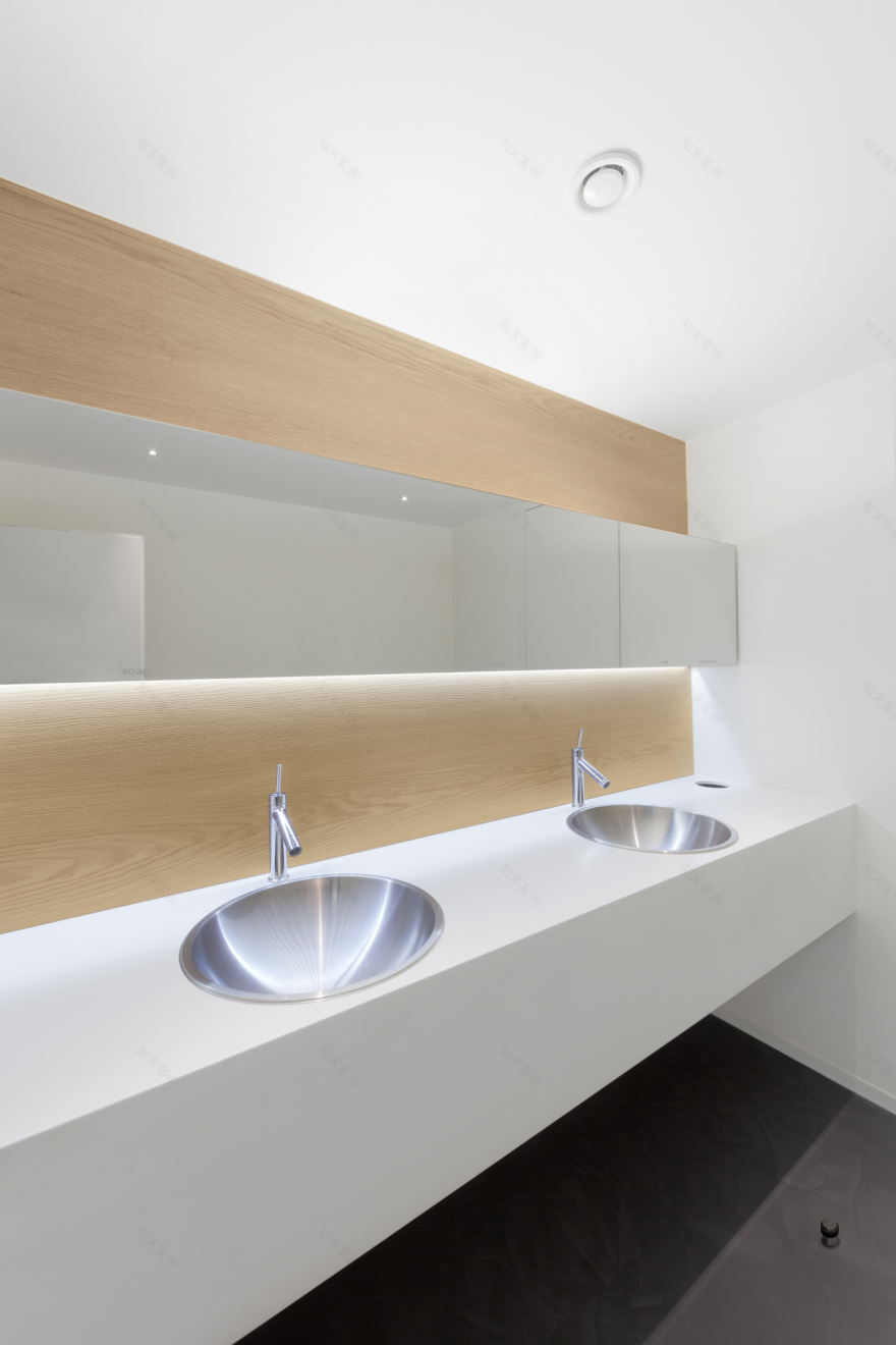 布拉格 KKCG 建筑室内设计 | 垂直花园与自然材料的融合-13